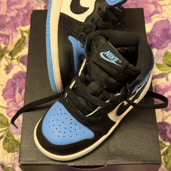 Jordan 1 retro high OG UNIVERSITY BLUE blk and white size 7C - Picture 2 of 3
